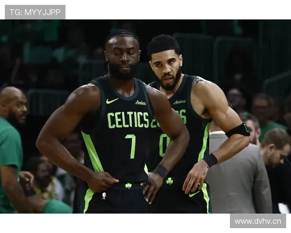 杰伦·布朗无球跑动效率提升，拉开侧翼进攻空间